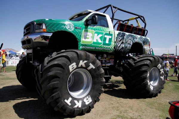 Traktoriams skirtas padangas galima montuoti automobiliuose-monstruose